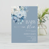Baby In Bloom Dusty Blue Floral Baby Shower Einladung (Stehend Vorderseite)
