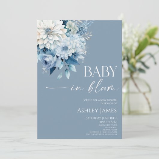 Baby In Bloom Dusty Blue Floral Baby Shower Einladung (Stehend Vorderseite)