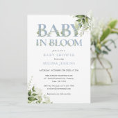 Baby in Bloom Dusty Blue Foliage Foto Babydusche Einladung (Stehend Vorderseite)