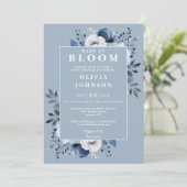 Baby in Bloom Dusty Blue Modern Floral Baby Dusche Einladung (Stehend Vorderseite)