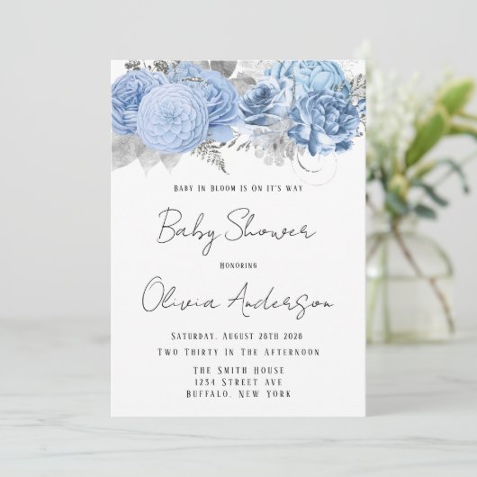 Baby in Bloom Dusty Blue Peony Baby Shower Einladung (Stehend Vorderseite)
