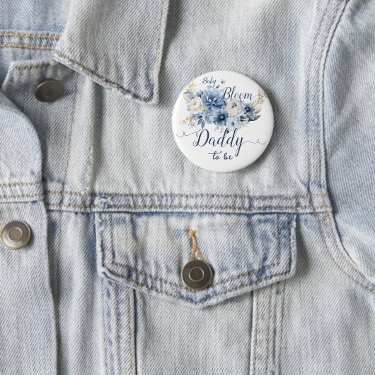 Baby in Bloom Elegant Blue Flowers Daddy-to-be Button (Beispiel)