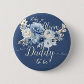 Baby in Bloom Elegant Blue Flowers Daddy-to-be Button (Vorderseite)