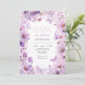 Baby in Bloom Lila Butterfly Babydusche Einladung (Stehend Vorderseite)