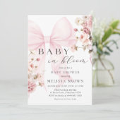Baby in Bloom Pink Bow Kinderdusche Einladung (Stehend Vorderseite)