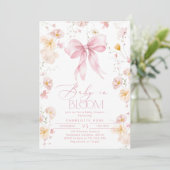 Baby in Bloom Pink Bow Wildblume Babydusche Einladung (Stehend Vorderseite)