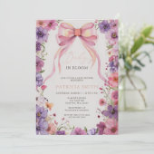 Baby in Bloom Pink Bow Wildblumen Kinderdusche Einladung (Stehend Vorderseite)