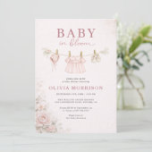 Baby in Bloom Pink Clothesline Photo Baby Shower Einladung (Stehend Vorderseite)
