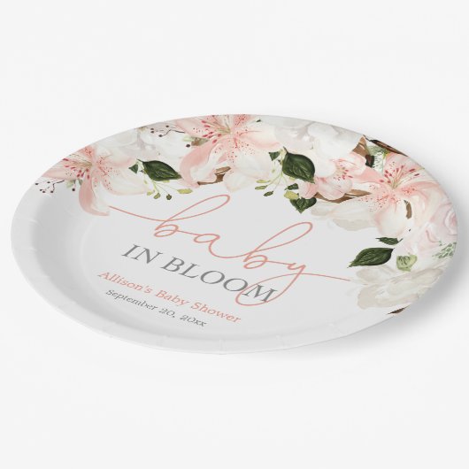Baby in Bloom rosa, weiße Blumenlilien Pappteller (Schrägansicht)