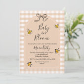 Baby in Bloom Rustic Bee Daisy Einladung (Stehend Vorderseite)