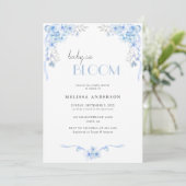 Baby in Bloom Silverblue Floral Baby Shower Einladung (Stehend Vorderseite)