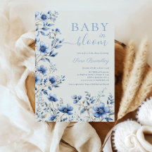 Baby in Blosty blauen Wildblumen Babydusche