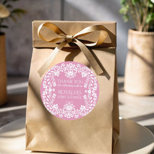 Baby in blühendem staubrosa mexikanische Babydusch Runder Aufkleber