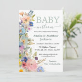 Baby in blühenden blühenden Wildblumen geschlechts Einladung (Stehend Vorderseite)