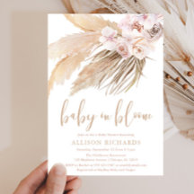 Baby in blühenden Pampas Gras boho Mädchen Babydus