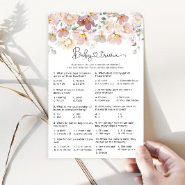 Baby in blühenden Wildblumen Kinderspiel