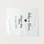 Baby in blühender Babydusche einfaches schwarzes H Wandteppich (Vorderseite (Horizontal))