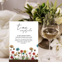 Baby in blühender Blume Baby Time Kapselunterschri