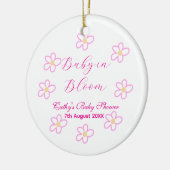 Baby in blühender rosa Blume Babydusche schlicht e Keramik Ornament (Links)