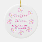 Baby in blühender rosa Blume Babydusche schlicht e Keramik Ornament (Hinten)