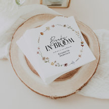 Baby in blühender Wildblume Babydusche