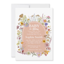 Baby in blühender Wildblume Dusty Pink