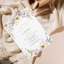 Baby in blühender Wildblume Kinderdusche