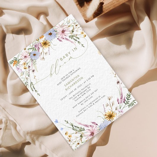 Baby in blühender Wildblume Kinderdusche Einladung