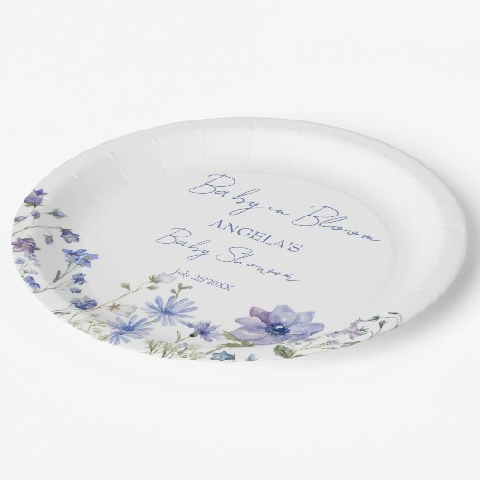 Baby in blühender Wildblume staubblaue Babydusche Pappteller (Schrägansicht)