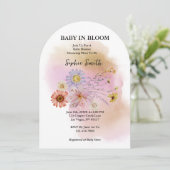 Baby in blühender Wildblume Wasserfarbenbogen Einladung (Stehend Vorderseite)