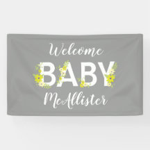 Baby in Blütendusche Gelb