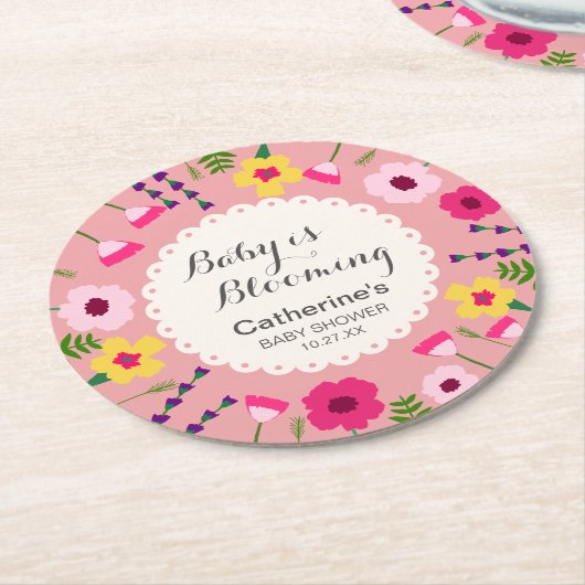 Baby in blutfarbenem Blumenpfirsichblütendusche Runder Pappuntersetzer (Angewinkelt)