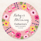 Baby in blutfarbenem Blumenpfirsichblütendusche Runder Pappuntersetzer (Vorderseite)