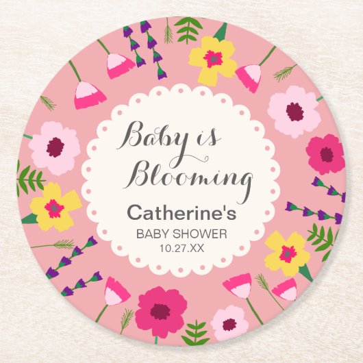 Baby in blutfarbenem Blumenpfirsichblütendusche Runder Pappuntersetzer (Vorderseite)