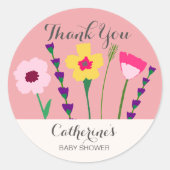 Baby in blutfarbigen Blütendusche Runder Aufkleber (Vorderseite)