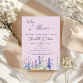 Baby in blutfarbigen Lupine Blume Kinderdusche Einladung