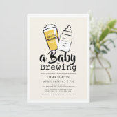 Baby is Brewing Beer Baby Bottle Beige Baby Shower Einladung (Stehend Vorderseite)