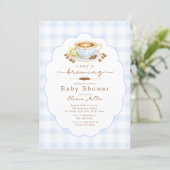 Baby Is Brewing Blue Coffee Baby Shower Invite Einladung (Stehend Vorderseite)