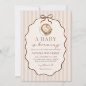 Baby is Brewing Bow Coffee Bridal Shower Einladung (Vorderseite)