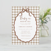 Baby is Brewing Neutral Baby Shower Invitation Einladung (Stehend Vorderseite)