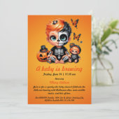 Baby is Brewing, Orange Halloween Baby Shower Einladung (Stehend Vorderseite)