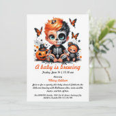 Baby is Brewing, Orange Halloween Baby Shower Einladung (Stehend Vorderseite)