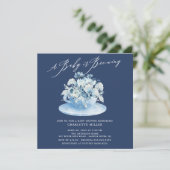 Baby ist das Brewing Blue Floral Baby Tee Einladung (Stehend Vorderseite)