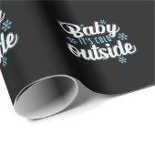 Baby It`s Cold Outside im tiefsten Winter Geschenkpapier (Rolleneckpunkt)