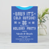 Baby It's Cold Outside Blauer Pullover Weihnachtsf Einladung (Stehend Vorderseite)
