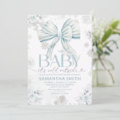 Baby It's Cold Outside Blue Bow Winter Baby Shower Einladung (Stehend Vorderseite)