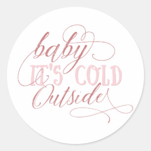 Baby It's Cold Outside Pink Script Zitataufkleber Runder Aufkleber