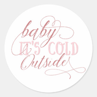 Baby It's Cold Outside Pink Script Zitataufkleber Runder Aufkleber