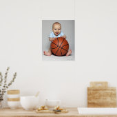 Baby Junge (6-9 Monate) mit Basketball, Poster (Küche)