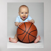Baby Junge (6-9 Monate) mit Basketball, Poster (Vorne)